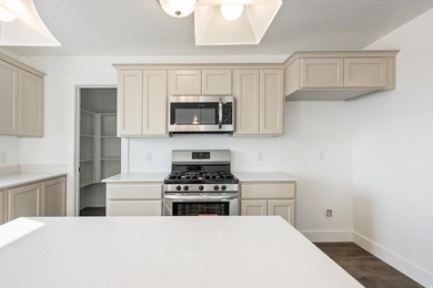 PLAN: Pineview(2)2800. Sample @ Coming Soon. PHOTO: - photo 6