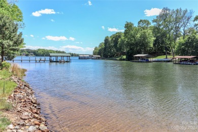 This home has all you need to live the good life on Lake Norman - Lake Home For Sale in Troutman, North Carolina