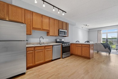 Enjoy city living with comfort and convenience in this spacious - photo 5