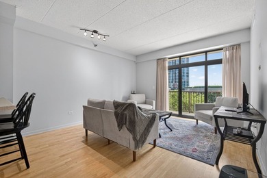 Enjoy city living with comfort and convenience in this spacious - photo 8