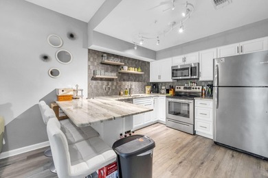 Sleeps 4! This beautifully updated 2nd-floor end-unit 1-bedroom - photo 12