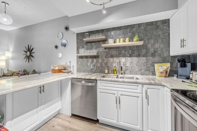 Sleeps 4! This beautifully updated 2nd-floor end-unit 1-bedroom - photo 16