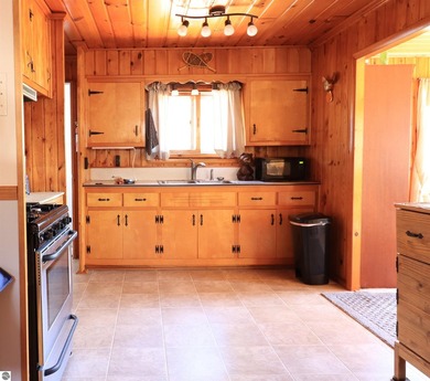 Beautifully remodeled retreat on all-sports Big Island Lake near - photo 12