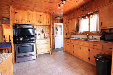 Beautifully remodeled retreat on all-sports Big Island Lake near - photo 13