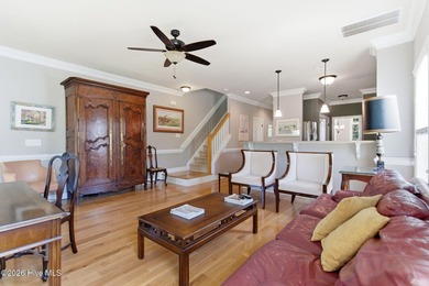 Beautiful Charleston-style home offering 3 bedrooms and 2.5 - photo 8