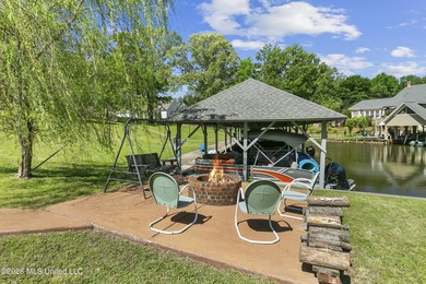 Waterfront home on a large lot in Lake Caroline, complete with a - photo 30