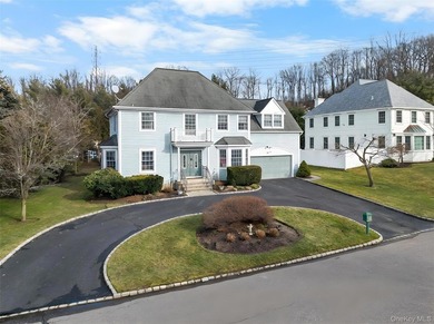 Elegant Colonial Home in the Heart of Roslyn's Prestigious North - photo 2