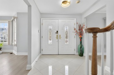 Elegant Colonial Home in the Heart of Roslyn's Prestigious North - photo 3