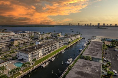 INTRACOASTAL VIEWS!! This adorable, newly remodeled, 2 bedroom - photo 23