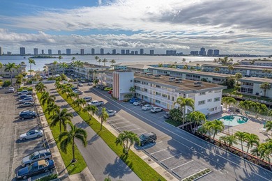 INTRACOASTAL VIEWS!! This adorable, newly remodeled, 2 bedroom - photo 31