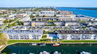 INTRACOASTAL VIEWS!! This adorable, newly remodeled, 2 bedroom - photo 34