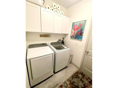 Shows like a model! This SPECTACULAR Custom 4 Bedroom 3 Bath - photo 28