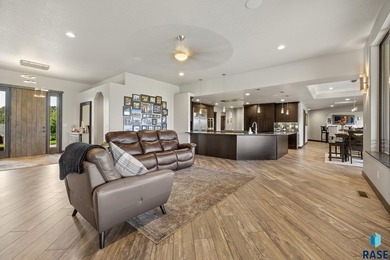 Luxury Living on Red Rocks Golf Course Modern elegance meets - photo 13
