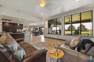 Luxury Living on Red Rocks Golf Course Modern elegance meets - photo 14