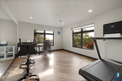 Luxury Living on Red Rocks Golf Course Modern elegance meets - photo 17