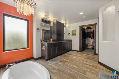 Luxury Living on Red Rocks Golf Course Modern elegance meets - photo 22