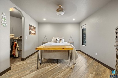 Luxury Living on Red Rocks Golf Course Modern elegance meets - photo 26