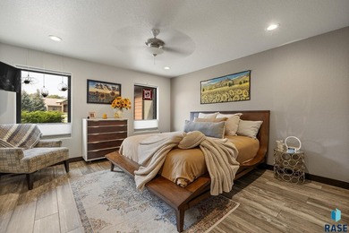 Luxury Living on Red Rocks Golf Course Modern elegance meets - photo 27