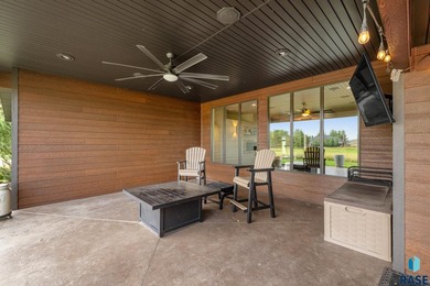 Luxury Living on Red Rocks Golf Course Modern elegance meets - photo 30