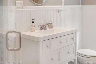 Discover the perfect blend of comfort, convenience, and walkable - photo 26