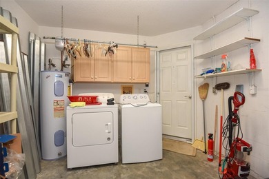 Welcome to this beautifully maintained 3-bedroom, 2-bathroom - photo 33