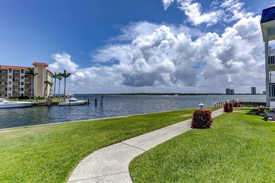 Enjoy direct water view of boats, fish, manatee, birds where the - photo 34