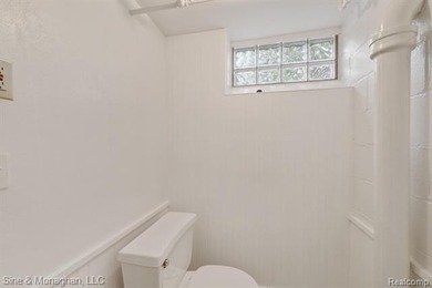 Discover the perfect blend of comfort, convenience, and walkable - photo 37