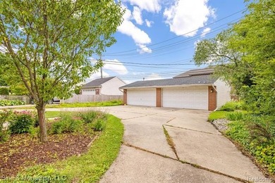 Discover the perfect blend of comfort, convenience, and walkable - photo 44