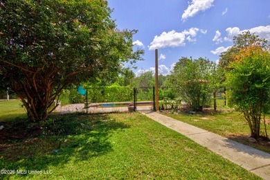 Looking for a move in ready 3 bedroom home in Gulfport with room - photo 36