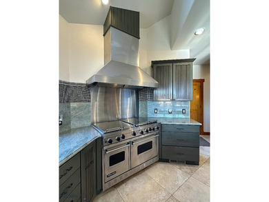 There are plenty of luxury homes. There are very few places - photo 11