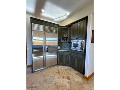 There are plenty of luxury homes. There are very few places - photo 12