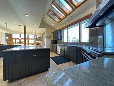 There are plenty of luxury homes. There are very few places - photo 13