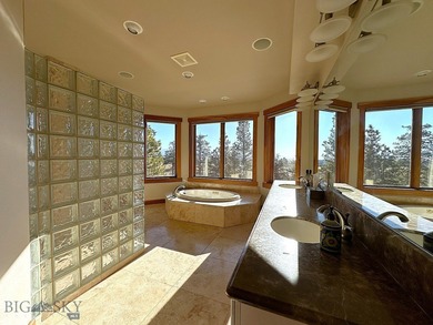 There are plenty of luxury homes. There are very few places - photo 24