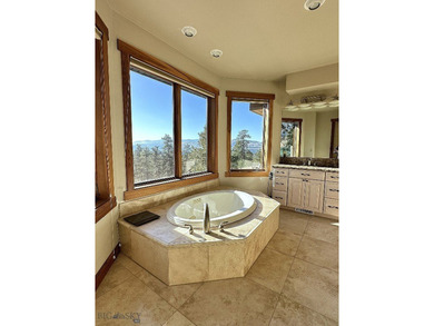 There are plenty of luxury homes. There are very few places - photo 25