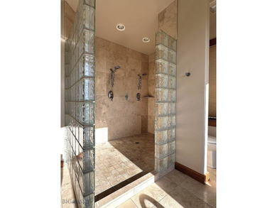 There are plenty of luxury homes. There are very few places - photo 26