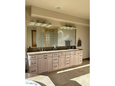 There are plenty of luxury homes. There are very few places - photo 27