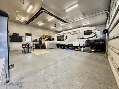 There are plenty of luxury homes. There are very few places - photo 31