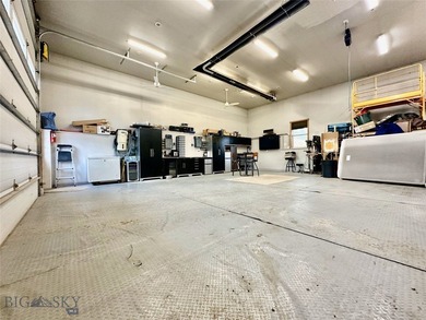There are plenty of luxury homes. There are very few places - photo 32
