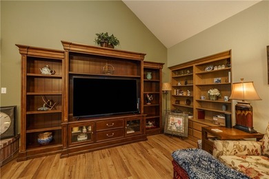 Conveniently located close to golf, shopping, and the main gate - photo 11