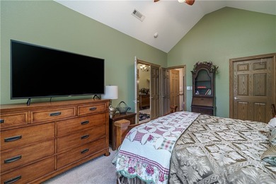 Conveniently located close to golf, shopping, and the main gate - photo 18