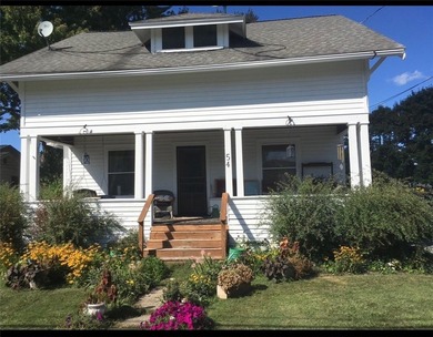 Welcome to this charming white cottage/Bungalow in the heart of - photo 1