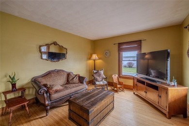 Welcome to this charming white cottage/Bungalow in the heart of - photo 2