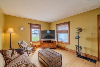 Welcome to this charming white cottage/Bungalow in the heart of - photo 3
