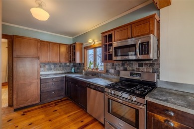 Welcome to this charming white cottage/Bungalow in the heart of - photo 8