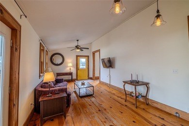 Welcome to this charming white cottage/Bungalow in the heart of - photo 10