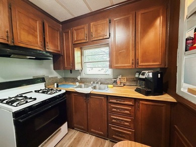 Welcome home to this charming and spacious 2 bedroom, 1 bathroom - photo 34