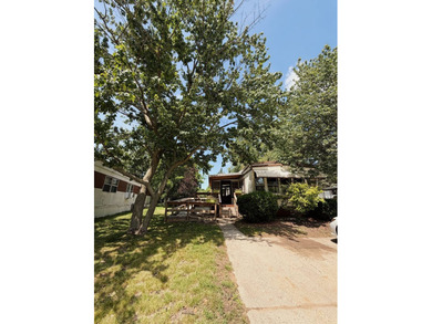 Welcome home to this charming and spacious 2 bedroom, 1 bathroom - photo 36