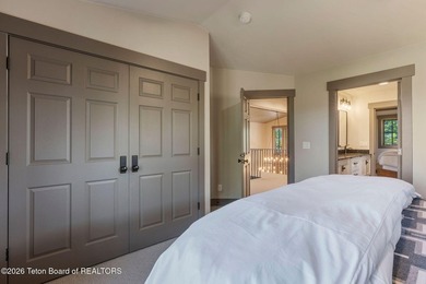 Extensively remodeled in 2022, this 7BD/6BA home offers over 6 - photo 39