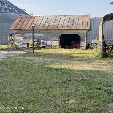 Charming farmhouse with tons of potential on 2.83 acres of - photo 3