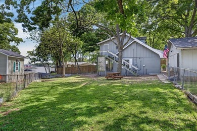 Enjoy lakefront living in this 3-bedroom, 2-bath home located in - photo 22
